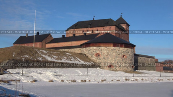Панорама старинной крепости-тюрьмы солнечным мартовским днем. Хямеэнлинна, Финляндия (2019 год). Стоковое видео, видеограф Виктор Карасев / Фотобанк Лори