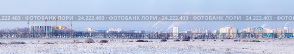 Панорама стройки нового микрорайона в городе Пензе, строительные краны, заснеженное поле в морозный солнечный день. Стоковое фото, фотограф Олег Иванов / Фотобанк Лори