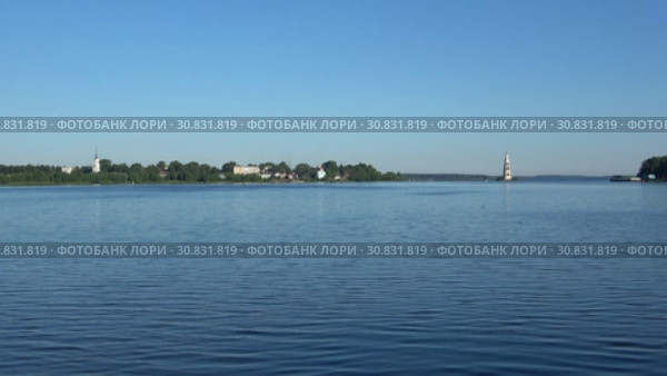Панорама Угличского водохранилища с видом на город Калязин. Тверская область, Россия (2017 год). Стоковое видео, видеограф Виктор Карасев / Фотобанк Лори