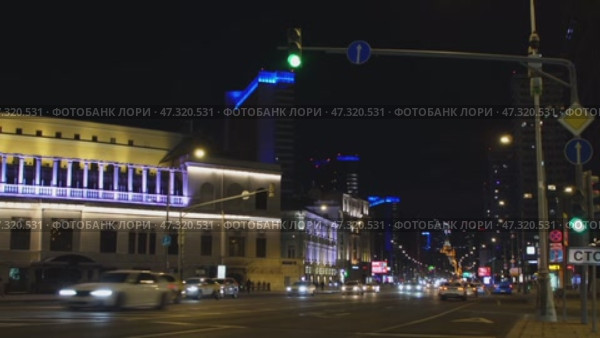 Панорама уличного движения на Новом Арбате ночью. Россия. Москва. Ул. Новый Арбат, 1/2, 25.03.25. Редакционное видео, видеограф Ярославский Максим / Фотобанк Лори