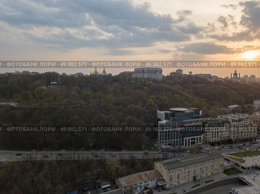 Panorama view of St. Andrew’s Church on the Andreev Mountain and the St. Michael’s Monastery of the Golden Domes, Volodymyr’s hill and roads with car traffic on the sunset in city Kyiv, Ukraine. Photo by drone. Bird’s view of St. Andrew’s Church on the Andreev Mountain and the St. Michael’s Monastery of the Golden Domes, Volodymyr’s hill in Kiev. Стоковое фото, агентство Ingram Publishing / Фотобанк Лори