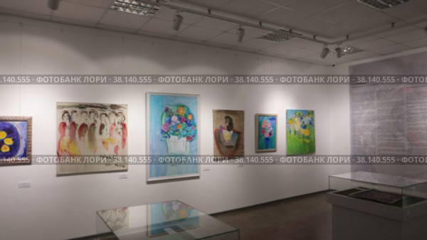 Панорама зала с выставками картин (2022 год). Редакционное видео, видеограф Дмитрий Неумоин / Фотобанк Лори