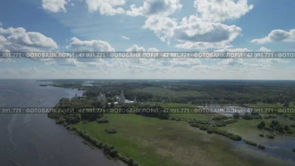 Panoramic aerial view of the Volkhov River and Lake Ilmen near Veliky Novgorod, natural attractions. Стоковое видео, видеограф Василий Хомчин / Фотобанк Лори