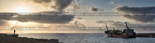 Panoramic photograph of the Edro Shipwreck in the Mediterranean sea, Coral Bay, Cyprus at sunset. Стоковое фото, агентство Ingram Publishing / Фотобанк Лори