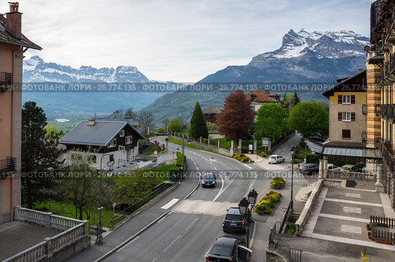 Panoramic view of french Alps and Saint-Gervais-les-Bains (2016 год). Редакционное фото, фотограф Юлия Белоусова / Фотобанк Лори