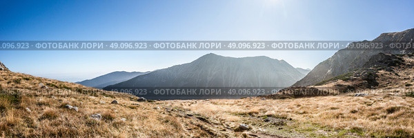 Панорамный вид альпийских лугов на склоне пика Вихрен на фоне горы Тодорка. Осенний пейзаж в горах Пирин недалеко от Банско, Болгария. (2023 год). Стоковое фото, фотограф Анна Ефимова / Фотобанк Лори