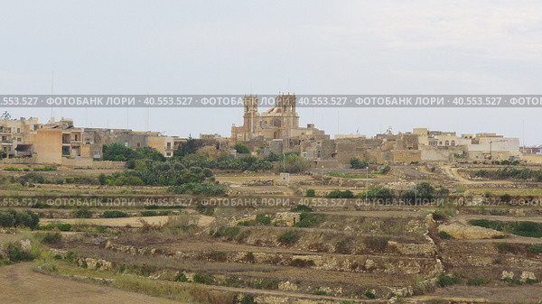 Панорамный вид на город Арб с церковью Арба. Остров Гозо. Мальта. (Panoramic view of Gharb city with Gharb church. Gozo island. Malta.) (2018 год). Стоковое фото, фотограф Igor Bakirov / Фотобанк Лори