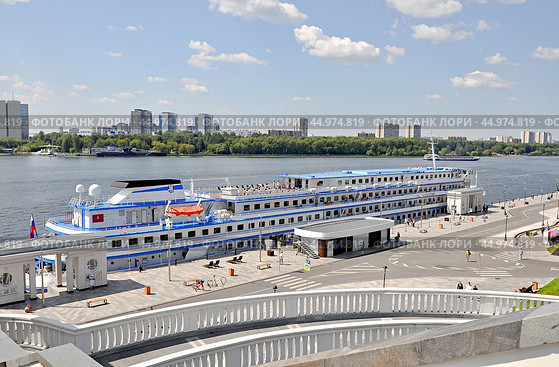 Панорамный вид на канал им. Москвы, на набережную, пристань и пришвартованный  теплоход "А.С.Пушкин" у Северного речного вокзала. г. Москва (2024г.) Редакционное фото, фотограф Вера Смолянинова / Фотобанк Лори