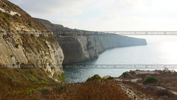 Панорамный вид на залив Фомм ир-Рих. Мальта. (Panoramic view of Fomm ir-Rih Bay. Malta.) (2018 год). Стоковое фото, фотограф Igor Bakirov / Фотобанк Лори