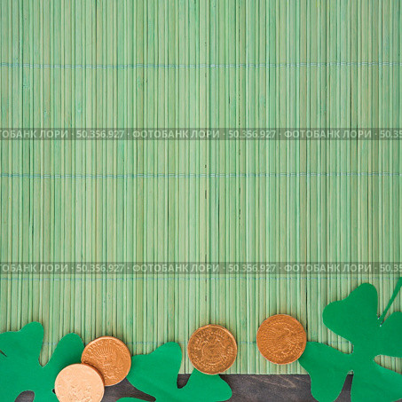 paper clovers near coins bamboo mat. Стоковое фото, агентство Ingram Publishing / Фотобанк Лори