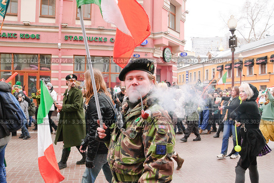 Парад на Арбате в День святого Патрика. 2012 год. Редакционное фото, фотограф Алёшина Оксана / Фотобанк Лори