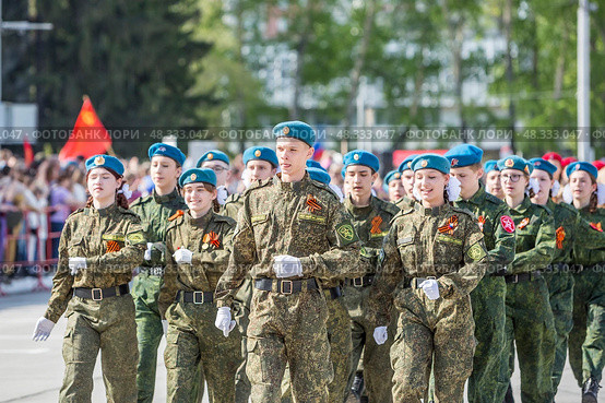 Парад Победы 9 мая, посвящённый 80-й годовщине Победы в Великой Отечественной войне, на главной площади им. М. Горького. Город Бердск, Новосибирская область, Западная Сибирь. Редакционное фото, фотограф Евгений Мухортов / Фотобанк Лори