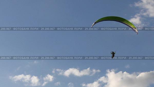 Парапланерист в воздухе. Flying paraglider. Стоковое фото, фотограф Евгений Романов / Фотобанк Лори