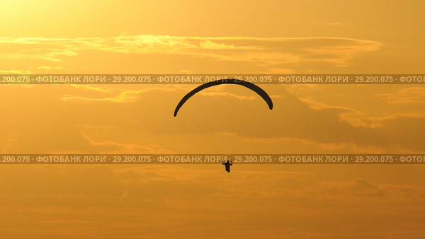 Парапланерист в воздухе. Flying paraglider. Стоковое фото, фотограф Евгений Романов / Фотобанк Лори
