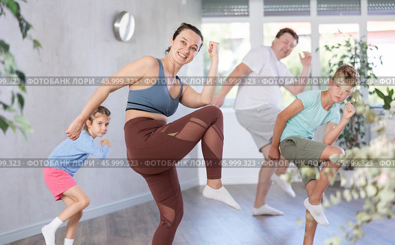 Parents with young daughter and schoolboy son are taught to move to boogie-woogie. Стоковое фото, фотограф Яков Филимонов / Фотобанк Лори