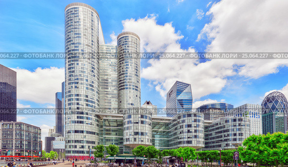 PARIS, FRANCE - JULY 06, 2016 :La Defense, Business Quarter with businessmen in the streets, area of Paris, French financial center with skyscrapers and modern buildings. Редакционное фото, фотограф Vitas / Фотобанк Лори
