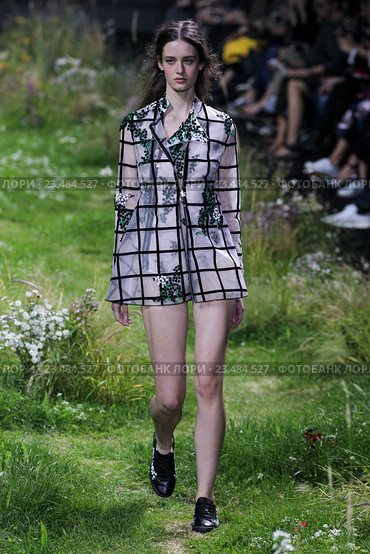 PARIS, FRANCE - OCTOBER 07: A model walks the runway during the Moncler Gamme Rouge show as part of the Paris Fashion Week Womenswear Spring/Summer 2016 on October 7, 2015 in Paris, France. Редакционное фото, фотограф Anton Oparin / Фотобанк Лори