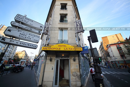 PARIS, FRANCE - SEP 09, 2014: Building of Hotel Metropole Lafayette between two streets in Paris. Редакционное фото, фотограф Losevsky Pavel / Фотобанк Лори