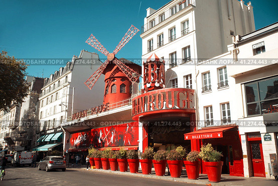 Париж. Мюзик-холл "Мулен-Руж" (Moulin-Rouge) (2019 год). Стоковое фото, фотограф Оксана / Фотобанк Лори