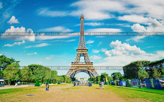 Park and Eiffel Tower on Champs de Mars in Paris. Стоковое фото, агентство Ingram Publishing / Фотобанк Лори