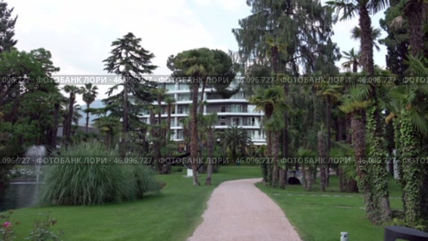 Парк отеля Du Lac et Du Parc Grand Resort. Город Рива дель Гарда. Италия. Май. Park of the Hotel Du Lac et Du Parc Grand Resort. City Riva del Garda. Italy. May. Редакционное видео, видеограф Горшков Александр / Фотобанк Лори
