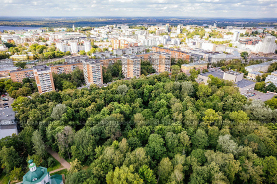 Парк посреди городской застройки (Парк Кулибина, Нижний Новгород) с дрона (2022 год). Стоковое фото, фотограф Илья Старков / Фотобанк Лори