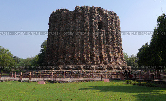 Парк Qutub Minar в Дели (Индия): недостроенный минарет Alai Minar (2023 год). Редакционное фото, фотограф Максим Гулячик / Фотобанк Лори