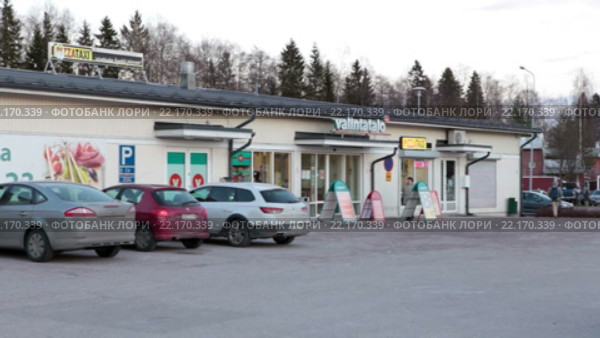 Парковка магазина шаговой доступности Валинтатало (Valintatalo) в провинции Финляндии. Зима. Городок Калаярви (Kalajarvi) (2016 год). Редакционное видео, видеограф Кекяляйнен Андрей / Фотобанк Лори
