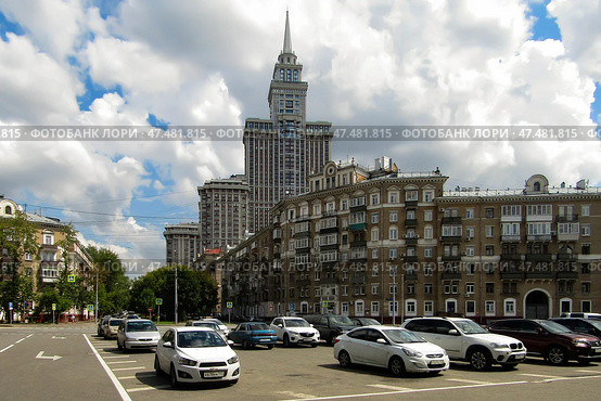 Парковка с видом на жилой комплекс «Триумф-Палас» возле метро Сокол, Москва. Солнечный летний день (2019 год). Редакционное фото, фотограф Александр Кузнецов / Фотобанк Лори