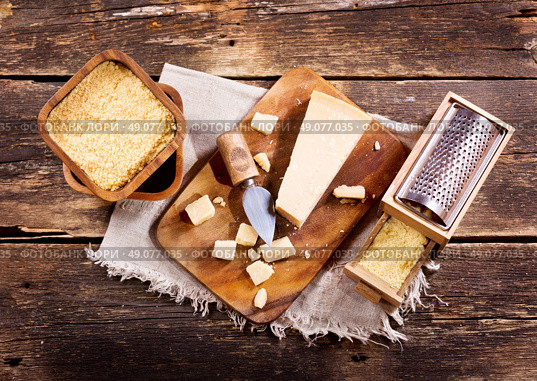 parmesan cheese on old wooden board. Стоковое фото, агентство Ingram Publishing / Фотобанк Лори