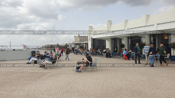 Паромная пристань Terreiro do Paço (Террейру-ду-Пасу. Terreiro do Paz). Мадалена, Лиссабон, Португалия (2023 год). Редакционное фото, фотограф lana1501 / Фотобанк Лори