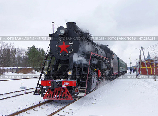 Паровоз Л-2180 с пригородным ретропоездом "Селигер" на станции Куженкино, Тверская область (2021 год). Редакционное фото, фотограф Алексей Иванов / Фотобанк Лори