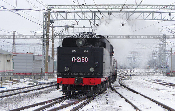 Паровоз Л-2180 тендером вперёд заходит под ретропоезд. Станция Бологое-Московское, Тверская область (2021 год). Редакционное фото, фотограф Алексей Иванов / Фотобанк Лори