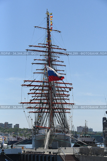 Парусное судно "Седов" в бухте Золотой Рог (2020 год). Редакционное фото, фотограф syngach / Фотобанк Лори
