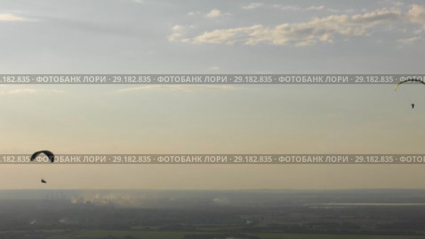Парящие парапланеристы. Flying paragliders. Стоковое видео, видеограф Евгений Романов / Фотобанк Лори