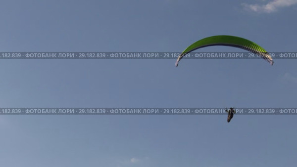 Парящие парапланеристы. Flying paragliders. Стоковое видео, видеограф Евгений Романов / Фотобанк Лори