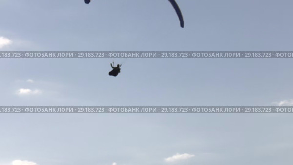 Парящие парапланеристы. Flying paragliders. Стоковое видео, видеограф Евгений Романов / Фотобанк Лори