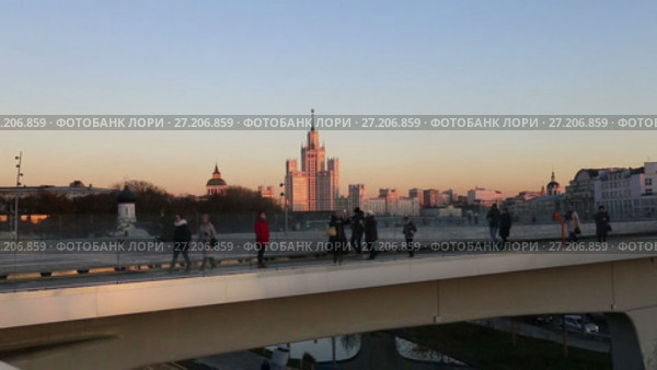 Парящий мост парка Зарядье на Москворецкой набережной Москвы-реки в Москве, Россия. Парк был открыт 9 сентября 2017 года. Редакционное видео, видеограф Владимир Журавлев / Фотобанк Лори