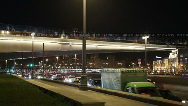 Парящий мост парка Зарядье на Москворецкой набережной Москвы-реки в Москве, Россия. Парк был открыт 9 сентября 2017 года. Редакционное видео, видеограф Владимир Журавлев / Фотобанк Лори
