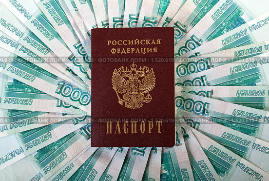 Паспорт РФ на фоне тысячных купюр. Стоковое фото, фотограф Юлия Машкова / Фотобанк Лори