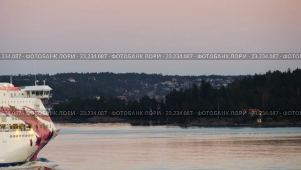Пассажирский круизный паром движется к порту в Прибалтике во время заката (2016 год). Редакционное видео, видеограф Павел Котельников / Фотобанк Лори