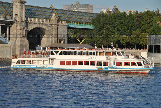 Пассажирский прогулочный теплоход "Садко". Москва-река. Город Москва (2014 год). Редакционное фото, фотограф lana1501 / Фотобанк Лори