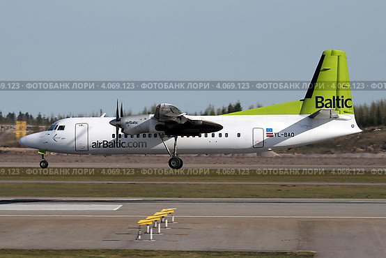 Пассажирский региональный самолет Fokker F-50 авиакомпании Air Baltic (2011 год). Редакционное фото, фотограф Александр Тарасенков / Фотобанк Лори