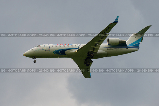 Пассажирский самолет Bombardier CRJ-200ER (VQ-BSB) Yamal Airlines в пасмурном небе крупным планом (2016 год). Редакционное фото, фотограф Виктор Карасев / Фотобанк Лори