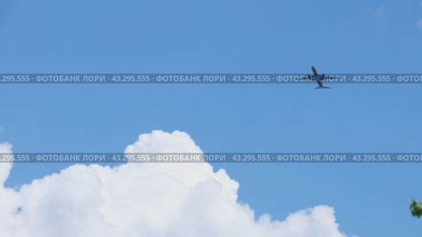 Пассажирский самолет летит в облаках. Стоковое видео, видеограф MК / Фотобанк Лори