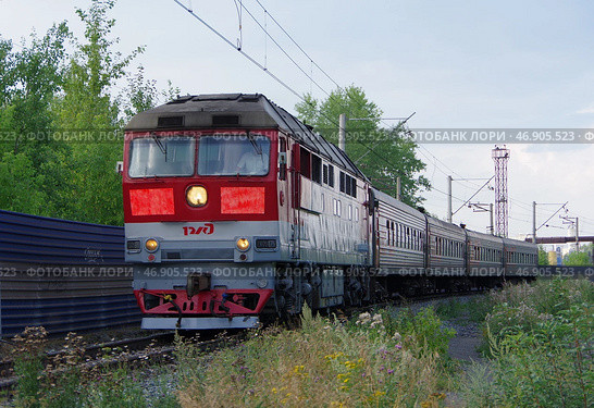 Пассажирский тепловоз ТЭП70-175 с пригородным поездом на перегоне Шарташ - Уктус, город Екатеринбург, Свердловская область (2020 год). Редакционное фото, фотограф Алексей Иванов / Фотобанк Лори