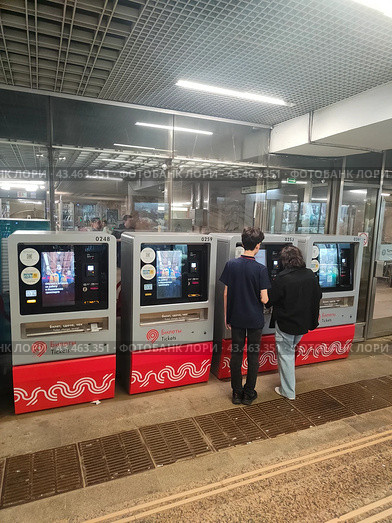 Пассажиры  покупают билет в  билетных автоматах в метро в Москве (2024 год). Редакционное фото, фотограф Ирина Терентьева / Фотобанк Лори