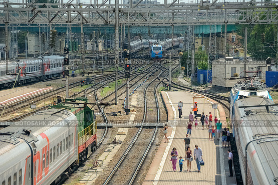 Пассажиры садятся в поезд на платформе (2015 год). Редакционное фото, фотограф Михаил Бессмертный / Фотобанк Лори