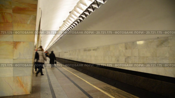 Пассажиры ждут поезд на станции метро Кузнецкий мост. Москва (2015 год). Редакционное видео, видеограф Володина Ольга / Фотобанк Лори