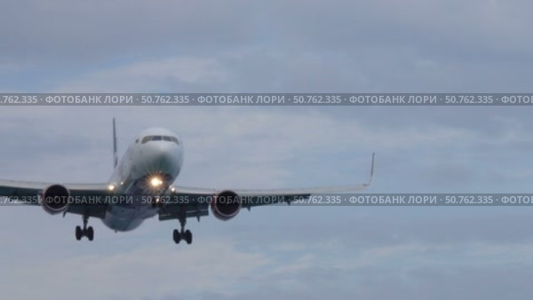 Passenger airplane before landing. Стоковое видео, видеограф Михаил Коханчиков / Фотобанк Лори